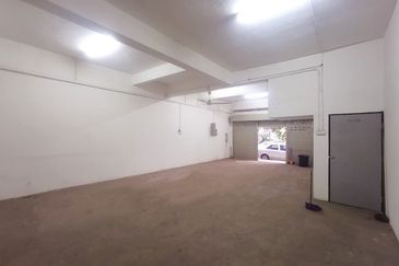 3 Storey Sholot beside Ipoh Famous Big Tree Foot (大树脚) Hawker Centre