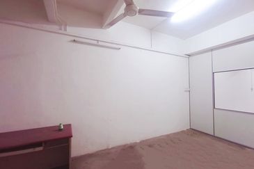 3 Storey Sholot beside Ipoh Famous Big Tree Foot (大树脚) Hawker Centre