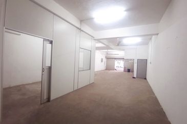 3 Storey Sholot beside Ipoh Famous Big Tree Foot (大树脚) Hawker Centre