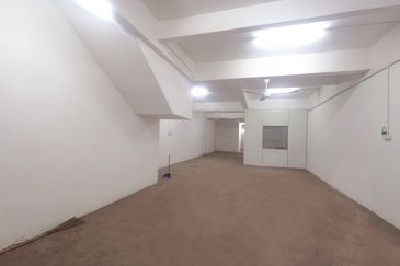 3 Storey Sholot beside Ipoh Famous Big Tree Foot (大树脚) Hawker Centre