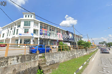 3 Storey Shoplot @ Taman Saujana, Kamunting, Perak