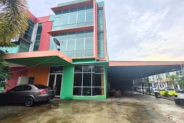 Bandar Meru Raya 3 Storey Semi D Shoplot For SALE