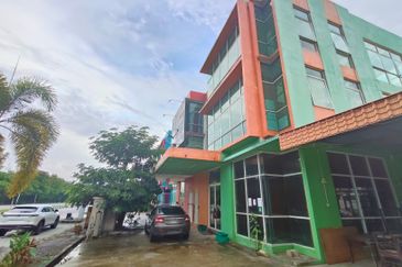 Bandar Meru Raya 3 Storey Semi D Shoplot For SALE
