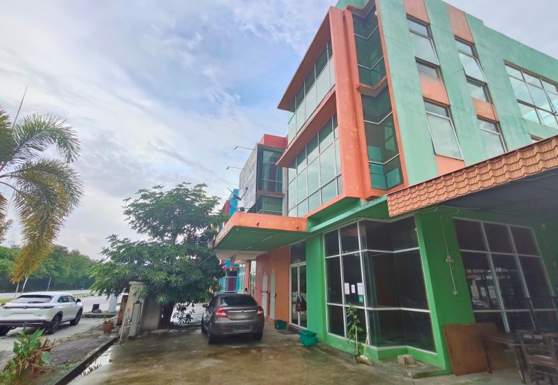 Bandar Meru Raya 3 Storey Semi D Shoplot For SALE
