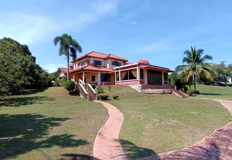 Bukit Merah Laketown Resort