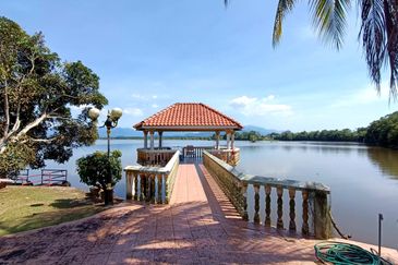 Bukit Merah Laketown Resort