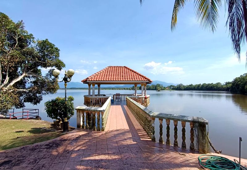 Bukit Merah Laketown Resort