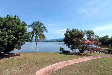 Bukit Merah Laketown Resort