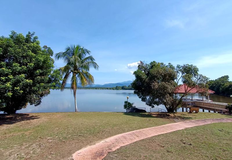 Bukit Merah Laketown Resort