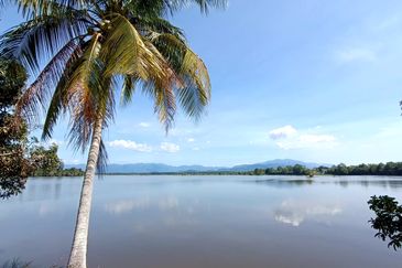 Bukit Merah Laketown Resort