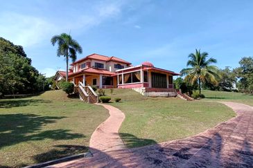 Bukit Merah Laketown Resort