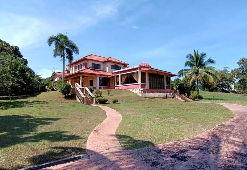 Bukit Merah Laketown Resort