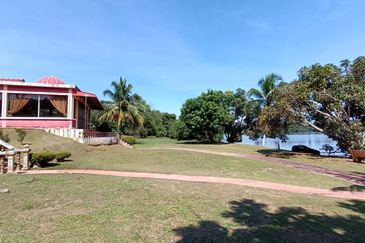 Bukit Merah Laketown Resort