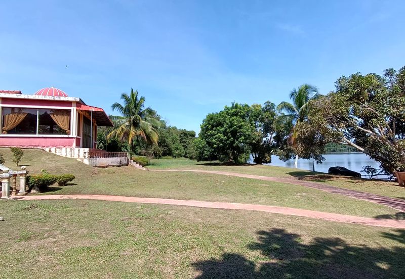 Bukit Merah Laketown Resort