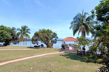 Bukit Merah Laketown Resort
