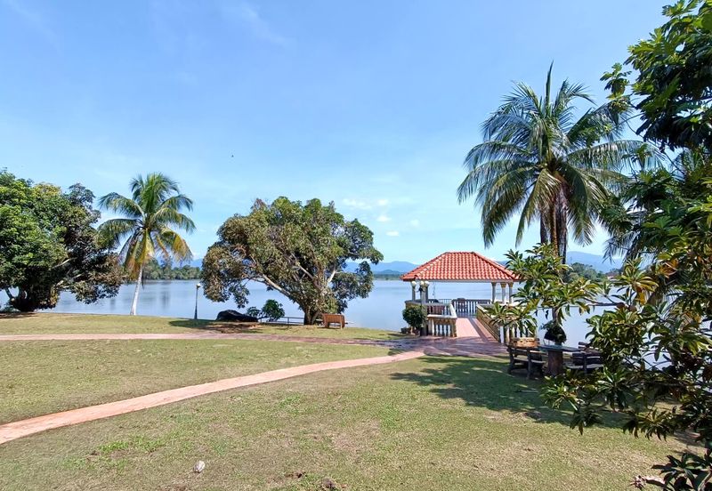 Bukit Merah Laketown Resort