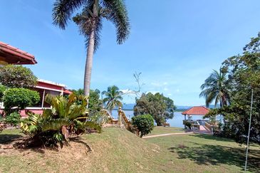 Bukit Merah Laketown Resort