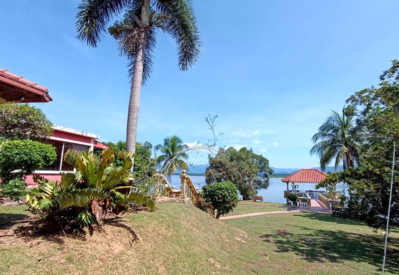 Bukit Merah Laketown Resort