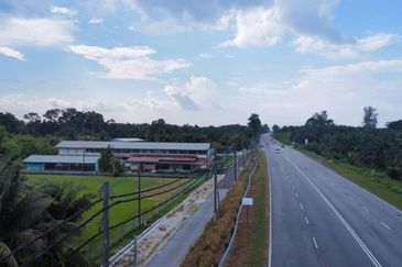 6.25 Acre Flat Land Freehold Beside Main Road Sungkai - Bidor