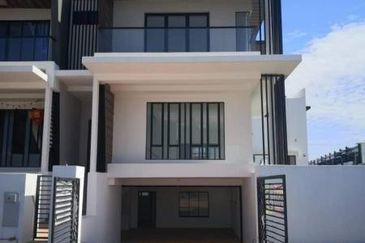 3 Storey Superlink Corner House Lapangan Perdana