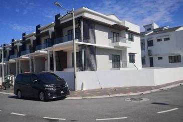 3 Storey Superlink Corner House Lapangan Perdana