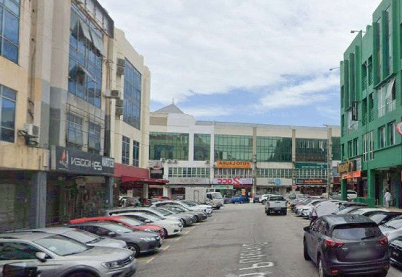 Bandar Puteri, Puchong 4 Storeys Corner Shop Renovated With Lift For Rent