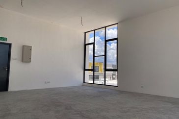 Eco Perindustrian 5, Puncak Alam 1.5 Story Cluster Semi-D Factory For Sale