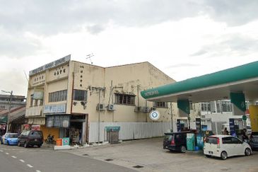 Double Storey Shoplot, Pusat Perniagaan Salak 2, Selangor For Sale