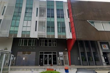 3 Storey Shop Office For Sale with ROI 4.2 %