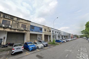 Seksyen 33 , Shah Alam @ 1.5 Storey Terrace Factory For Rent