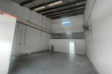 Seksyen 33 , Shah Alam @ 1.5 Storey Terrace Factory For Rent
