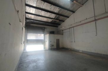 Seksyen 33 , Shah Alam @ 1.5 Storey Terrace Factory For Rent