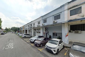 Seksyen 33 , Shah Alam @ 1.5 Storey Terrace Factory For Rent