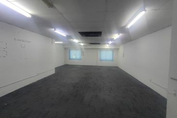 Seksyen 33 , Shah Alam @ 1.5 Storey Terrace Factory For Rent