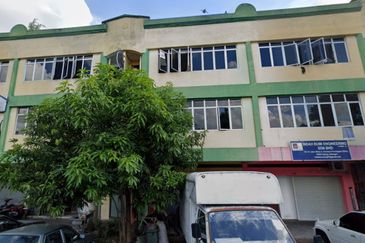 Kawasan Perniagaan Nilam 3 Storey Shoplot (Intermediate unit) For Sale