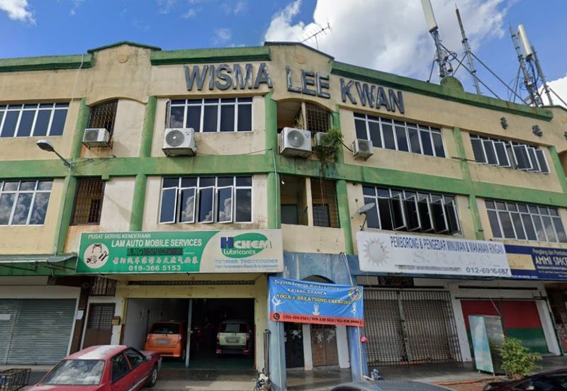 Kawasan Perniagaan Nilam 3 Storey Shoplot (Intermediate unit) For Sale