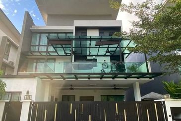 3 storey Bungalow seksyen u10 Shah Alam fully furnish near Bukit Jelutong