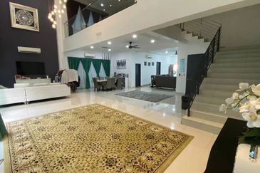 3 storey Bungalow seksyen u10 Shah Alam fully furnish near Bukit Jelutong