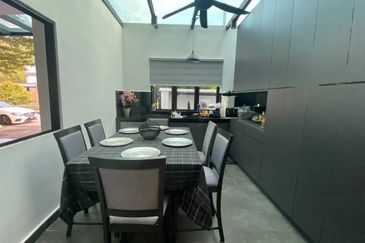 3 storey Bungalow seksyen u10 Shah Alam fully furnish near Bukit Jelutong