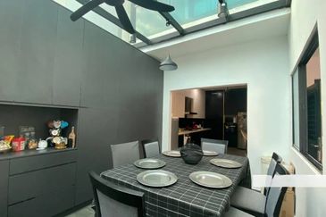 3 storey Bungalow seksyen u10 Shah Alam fully furnish near Bukit Jelutong