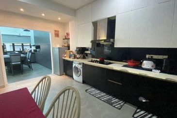 3 storey Bungalow seksyen u10 Shah Alam fully furnish near Bukit Jelutong