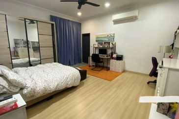 3 storey Bungalow seksyen u10 Shah Alam fully furnish near Bukit Jelutong