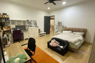 3 storey Bungalow seksyen u10 Shah Alam fully furnish near Bukit Jelutong