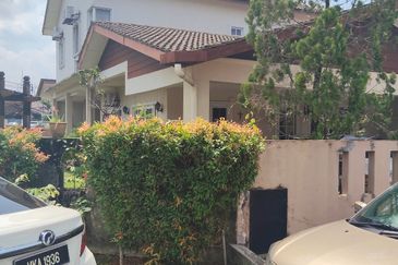  2 storey intermediate link corner Petaling Jaya Section 4