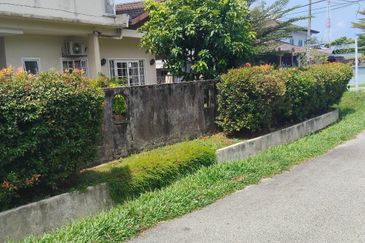  2 storey intermediate link corner Petaling Jaya Section 4