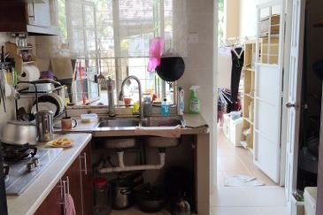  2 storey intermediate link corner Petaling Jaya Section 4