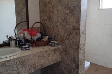  2 storey intermediate link corner Petaling Jaya Section 4