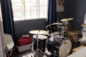  2 storey intermediate link corner Petaling Jaya Section 4