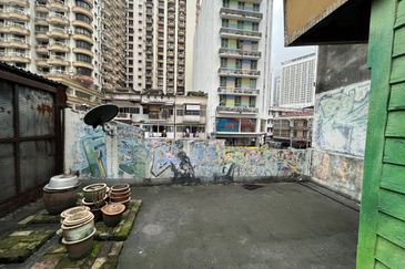 KL Golden Triangle area, Tengkat Tongshin, Bukit Bintang, 2 sty building with roof top, good for commercial use.