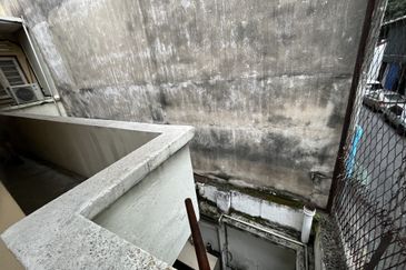 KL Golden Triangle area, Tengkat Tongshin, Bukit Bintang, 2 sty building with roof top, good for commercial use.